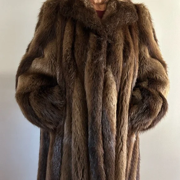 Luxurious Beaver/Fox Full-Length Fur Coat - Picture 4 of 13